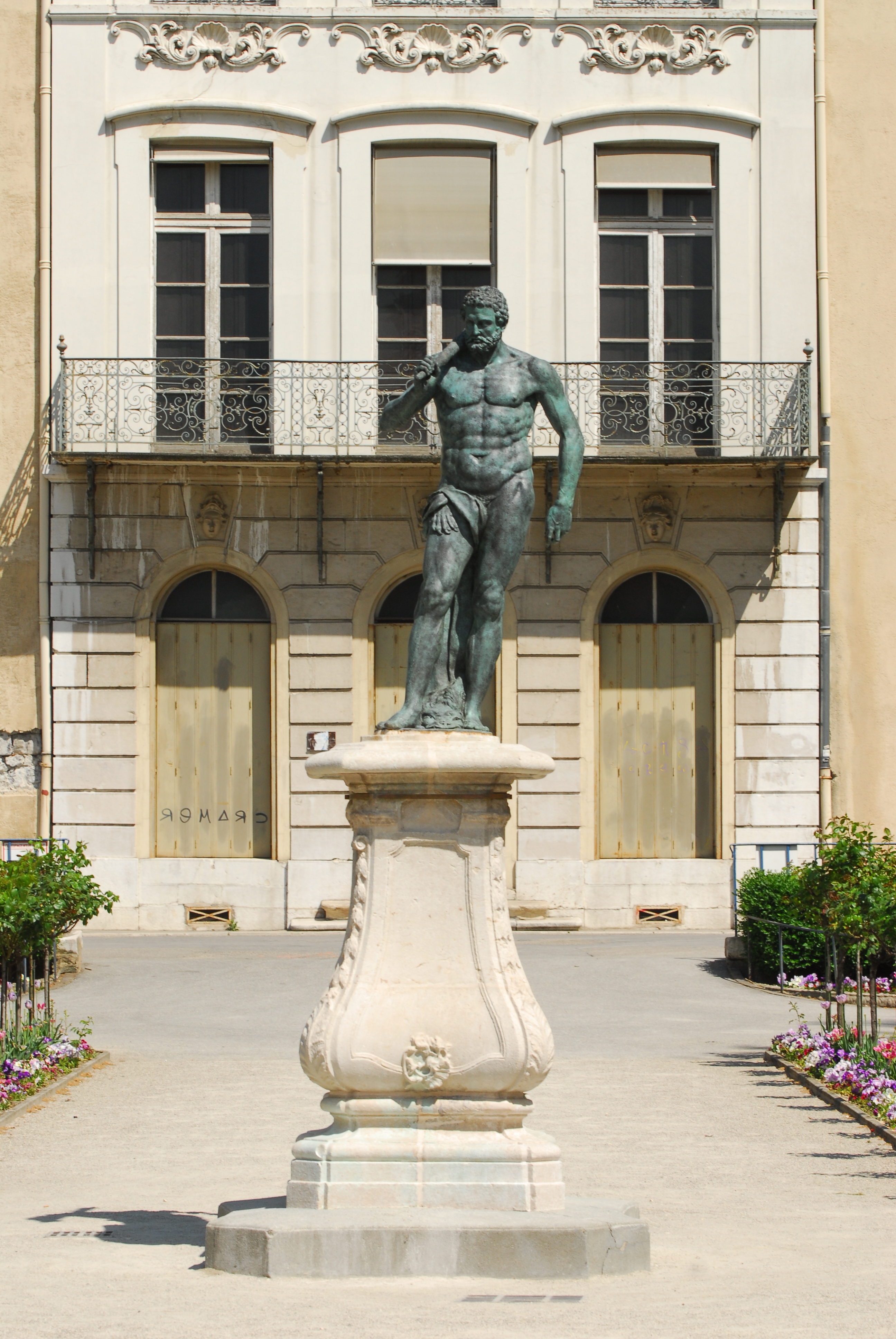 Statue de jardin en pierre Hercule